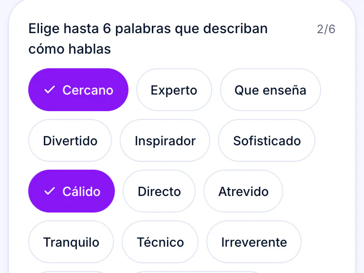 Paso «Cómo hablas» del asistente de identidad, con los tonos Cercano y Cálido elegidos.
