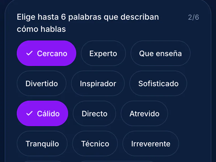 Paso «Cómo hablas» del asistente de identidad, con los tonos Cercano y Cálido elegidos.