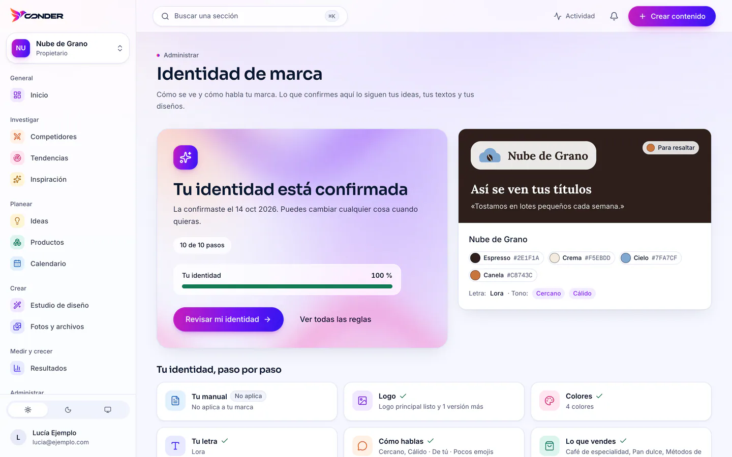 Pantalla de identidad de marca con la paleta, la tipografía y el tono de una cafetería de ejemplo.